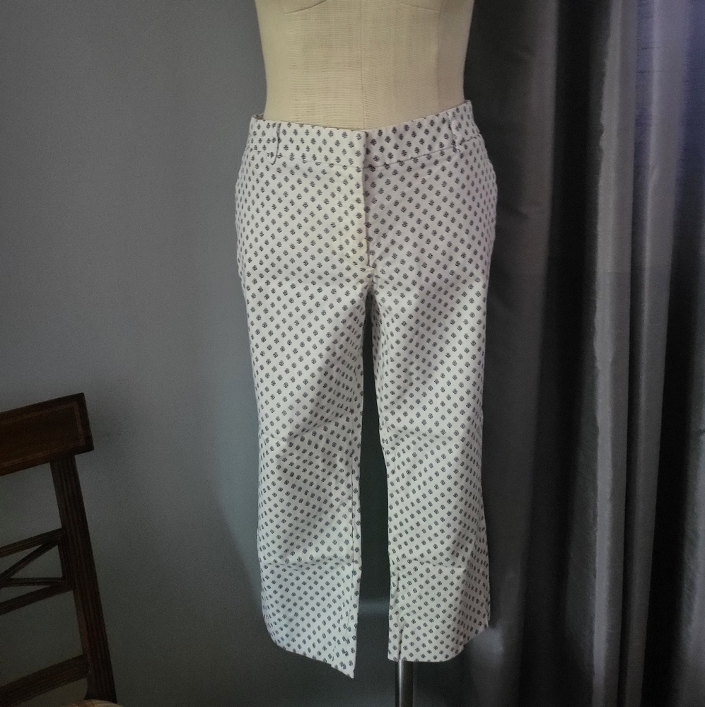 White Cropped Pants With Pattern.